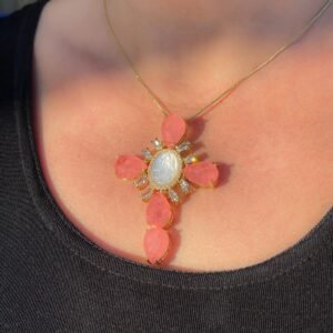 Colar Cruz Gota Salmon Dourado - Imagem 1