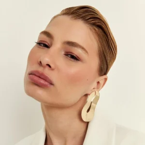 BRINCO LISO CURVO ONDULADO VAZADO - Imagem 2