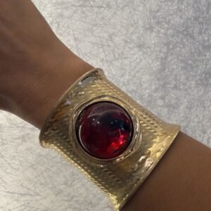 Bracelete Largo com Pedra Resinada Vermelha - Imagem 1